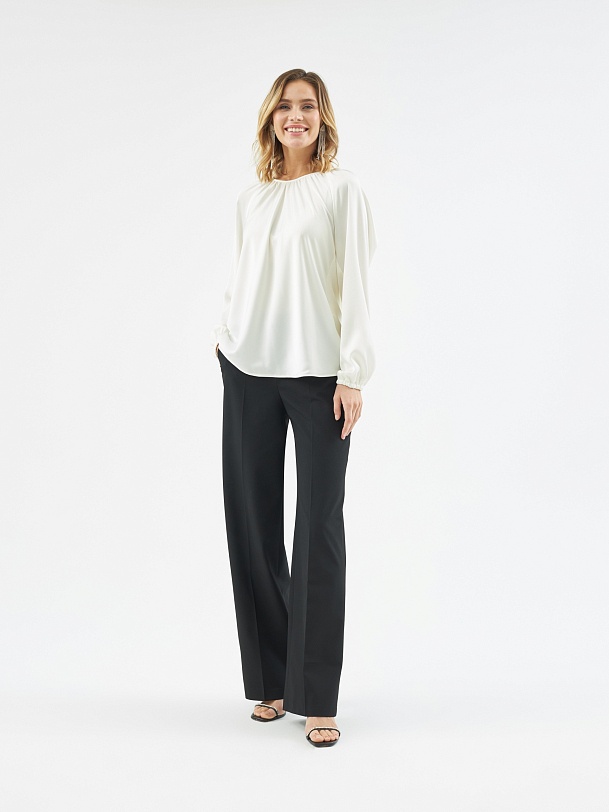 Женственная блуза из атласной ткани