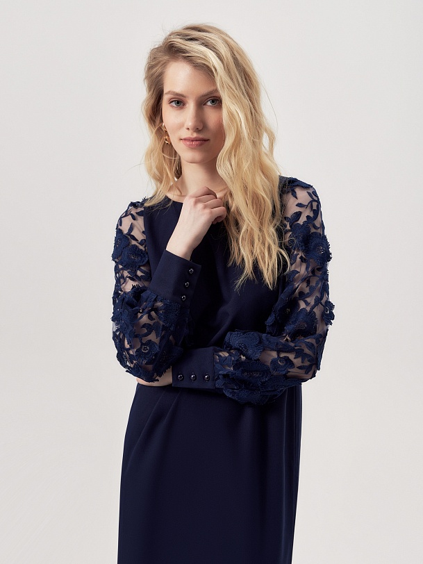 Прямое платье с кружевными рукавами