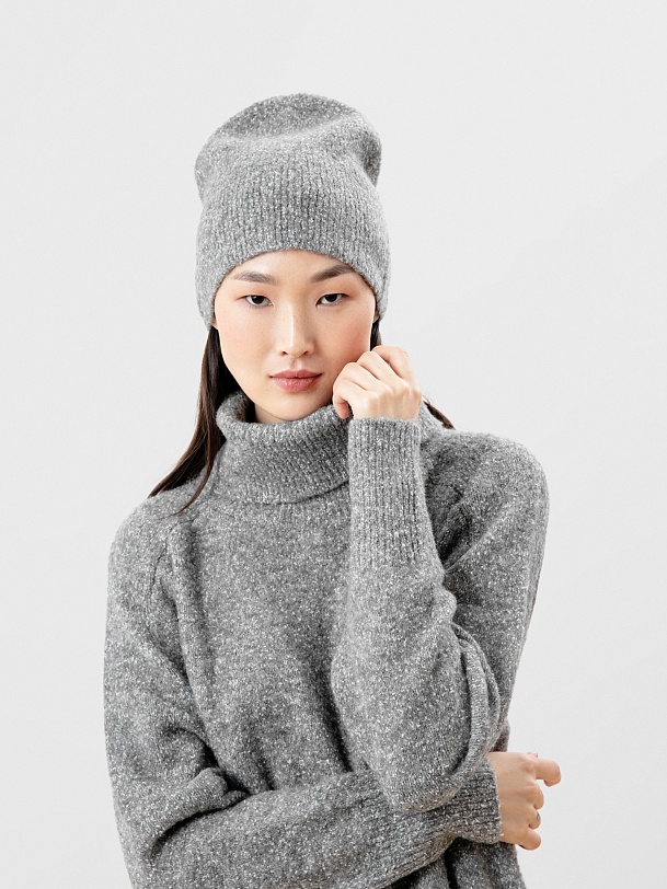 Женская шапка из фактурного вязаного трикотажа 