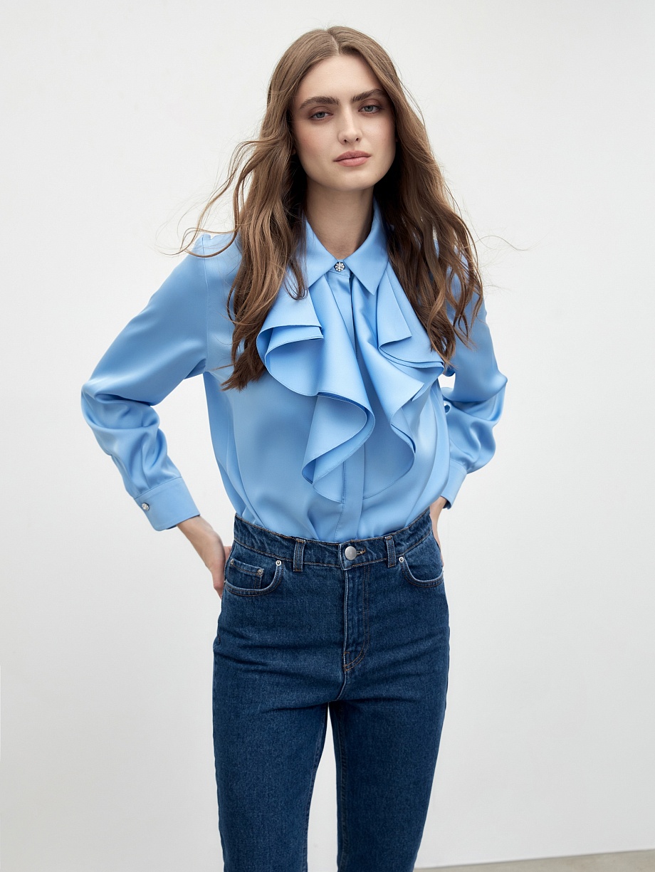 Атласная блуза с воланом на воротнике