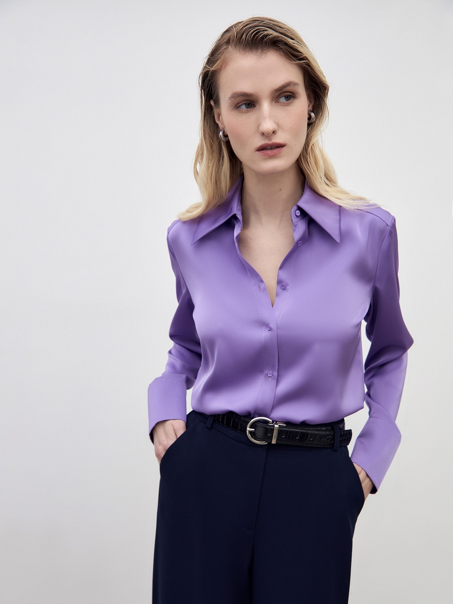 Приталенная блузка из сиреневой атласной ткани
