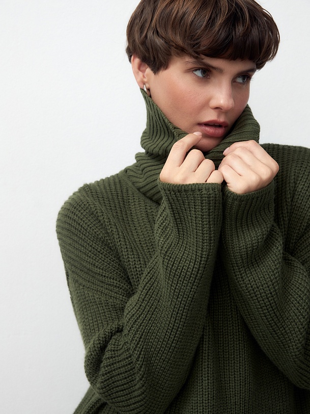 Свободный свитер из фактурного вязаного трикотажа