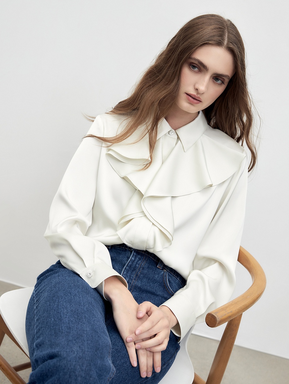 Атласная блуза с воланом