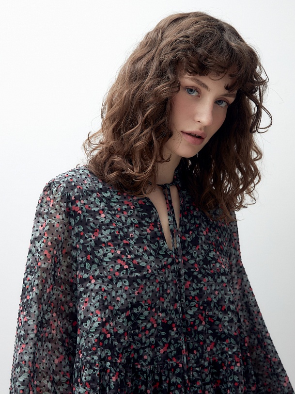 Свободное короткое платье с растительным принтом