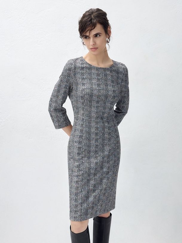 Платье из буклированной ткани с контрастным поясом