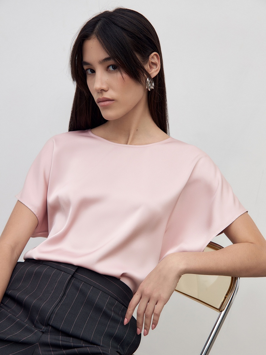 Прямая блуза из атласной ткани с горловиной лодочкой