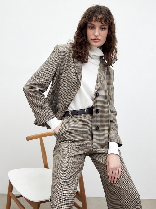 Укороченный жакет с накладными карманами