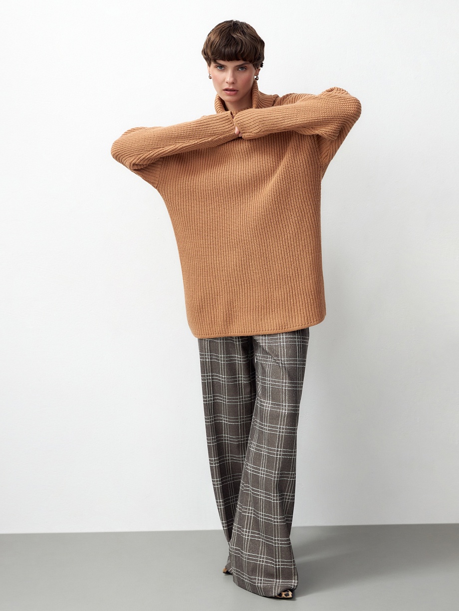 Свободный свитер из фактурного вязаного трикотажа