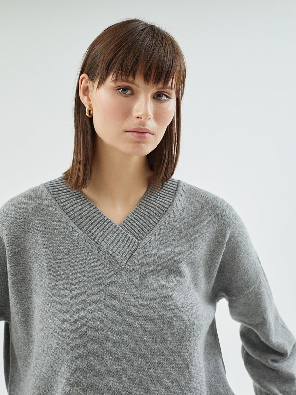 Женский джемпер с V-образным вырезом