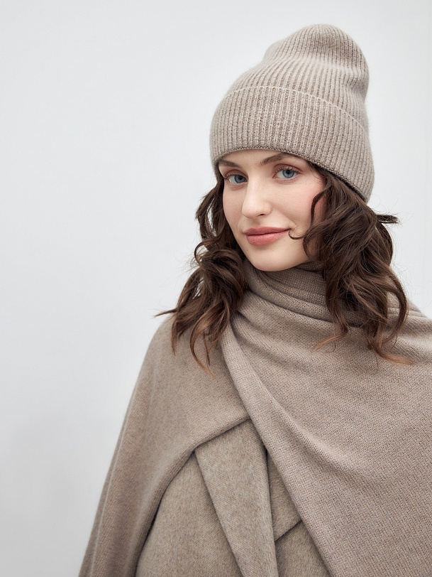 Вязаная шапка-бини с ангорой