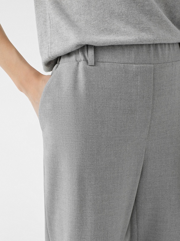 Брюки серые зауженные к низу