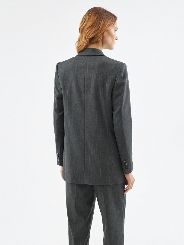 Двубортный жакет прямого силуэта