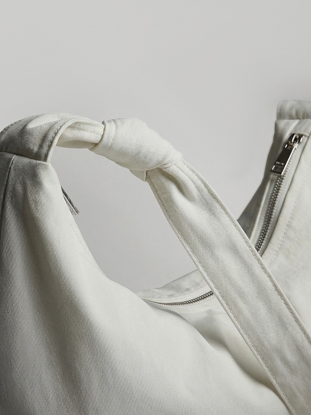 Непромокаемый укороченный плащ с сумкой из той же ткани