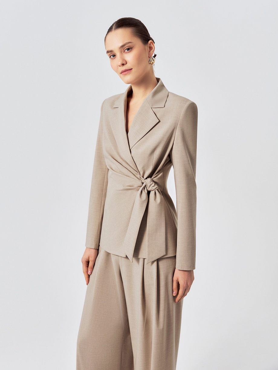 Приталенный жакет из костюмной ткани