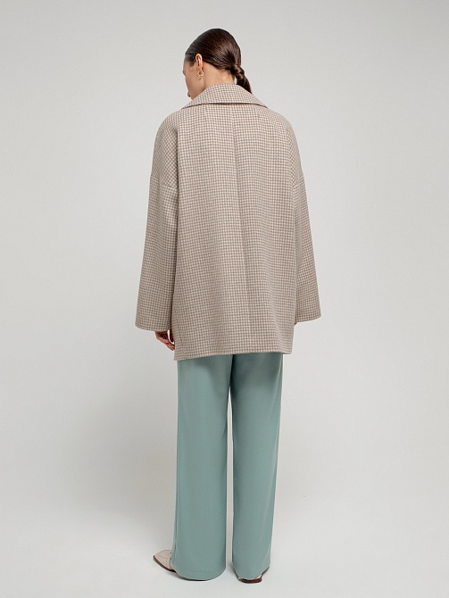 Двубортное укороченное пальто прямого силуэта