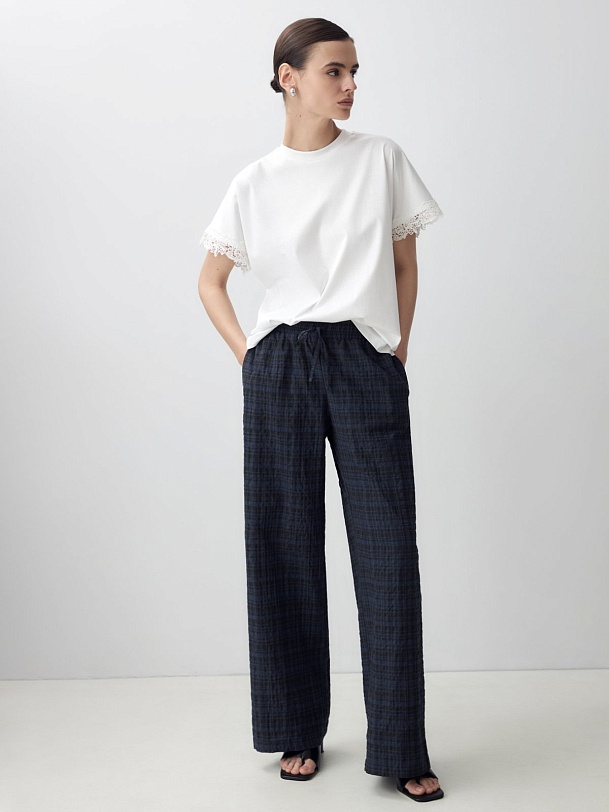 Брюки на завязках из фактурной ткани