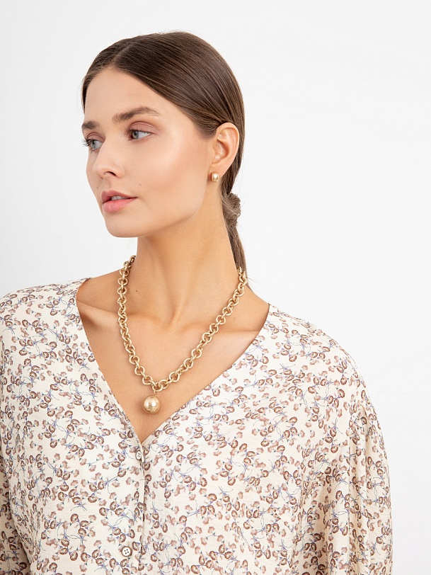 Женственная блузка с длинным рукавом