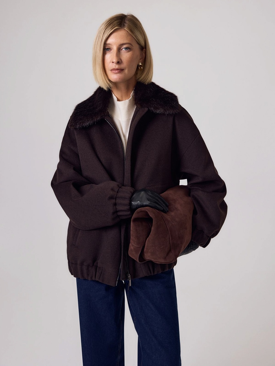 Утепленный бомбер со съемным воротником из экомеха