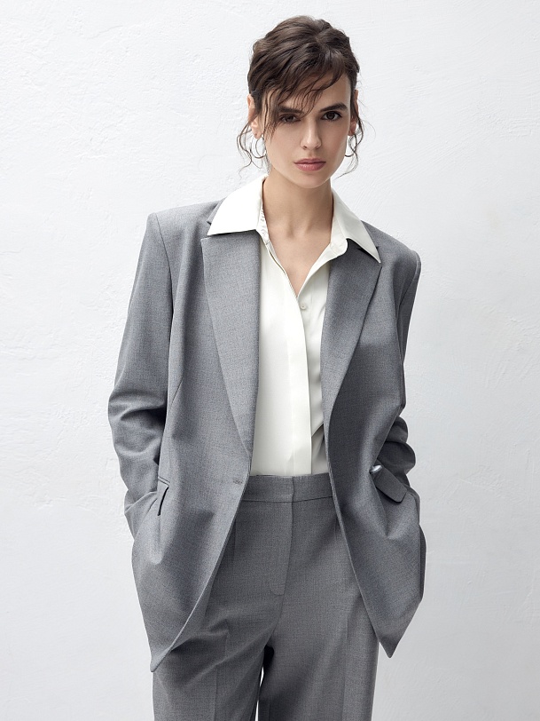 Приталенный двубортный жакет из костюмной ткани