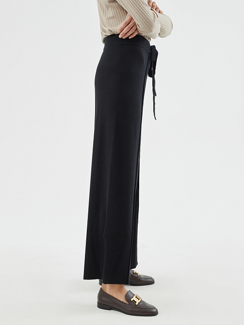 Вязаные брюки со стрелками и разрезами