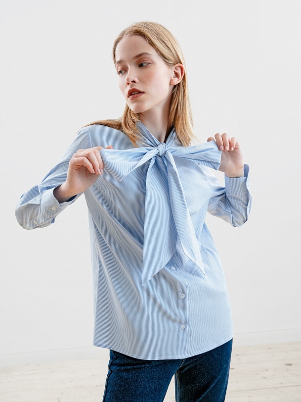 Блузка прямого силуэта с бантом