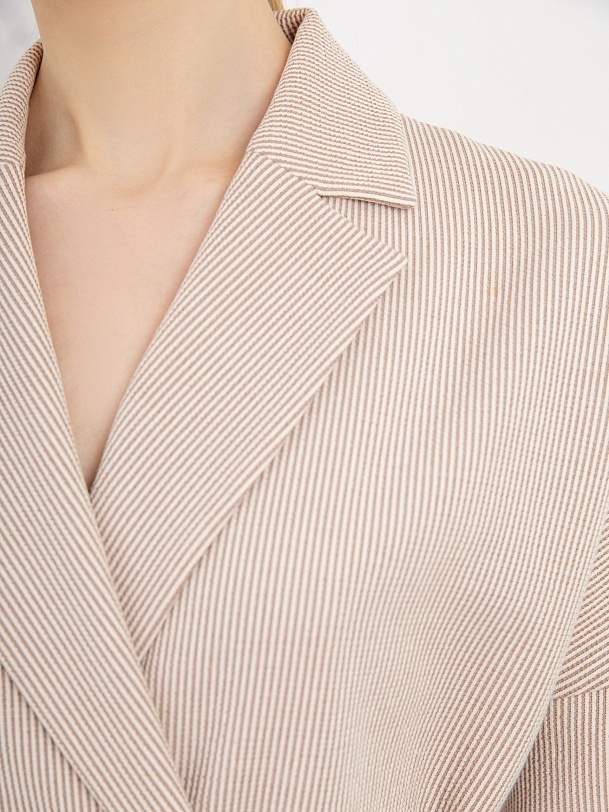 Платье из фактурной ткани с запахом