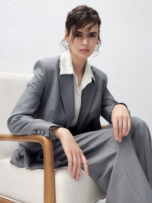 Приталенный двубортный жакет из костюмной ткани