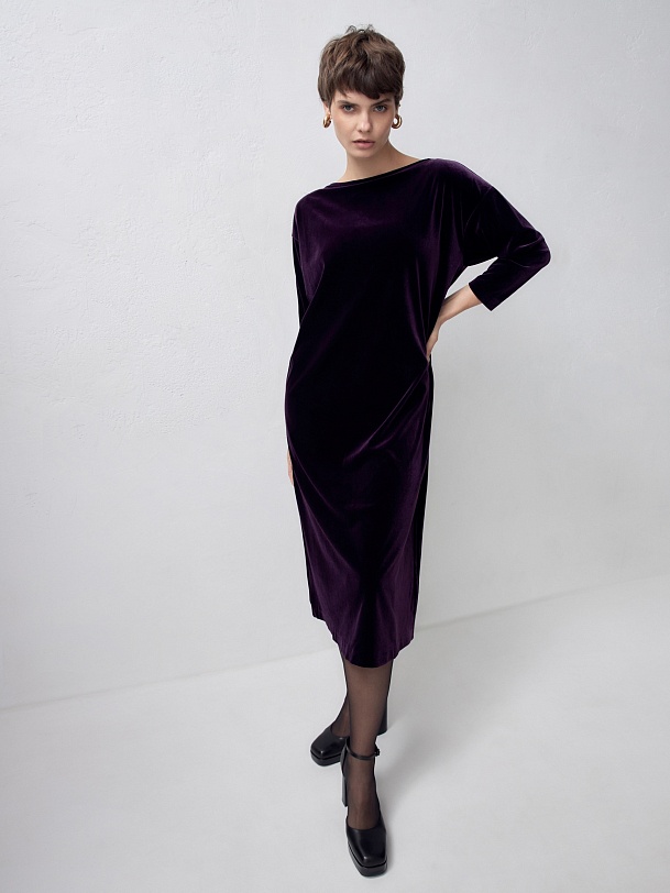 Свободное бархатное платье с поясом