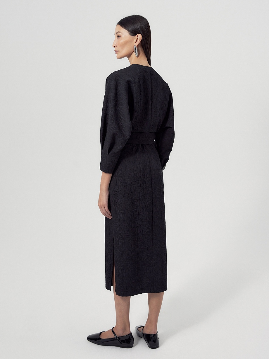 Платье на запах из фактурной ткани