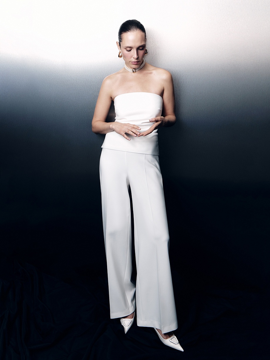 Расклешенные брюки на высокой посадке 