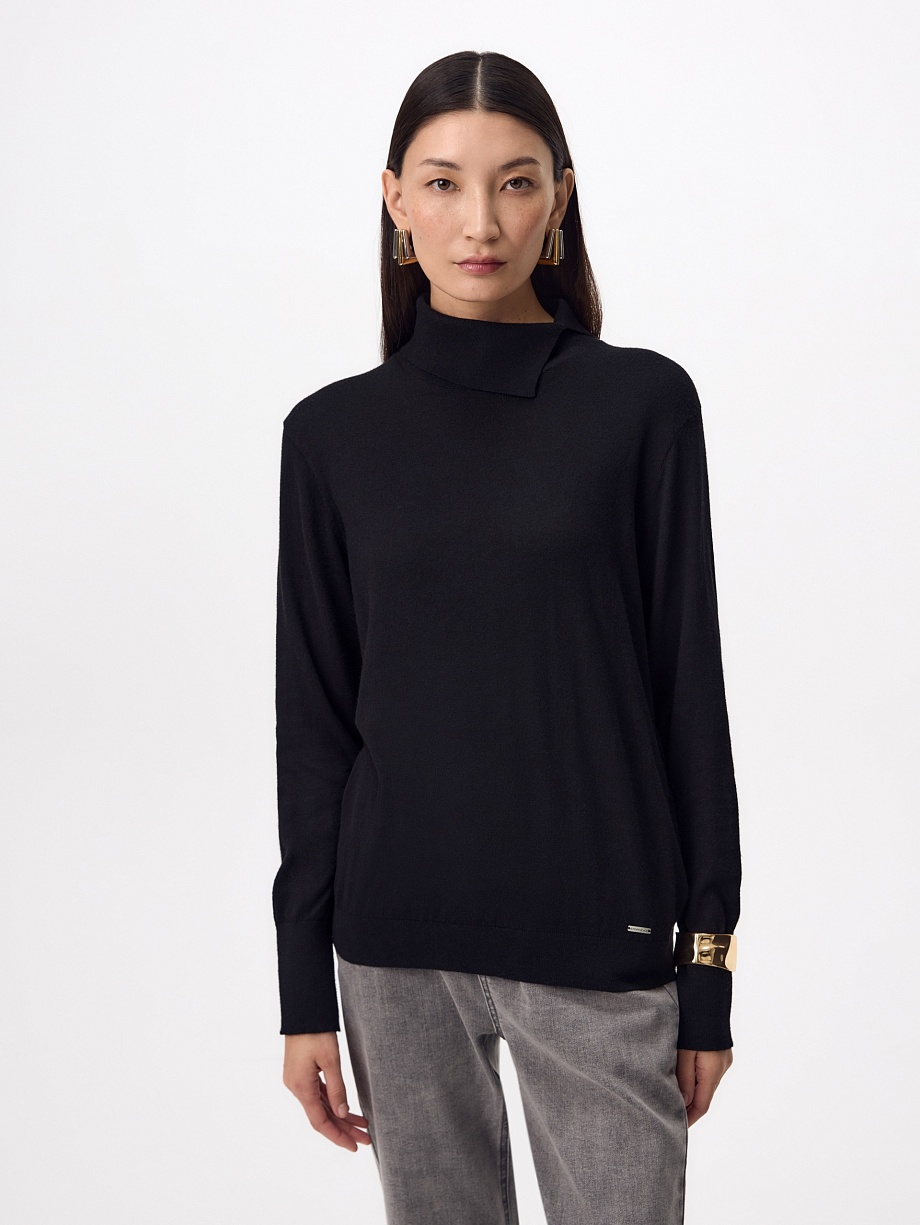 Свитер с асимметричным воротником