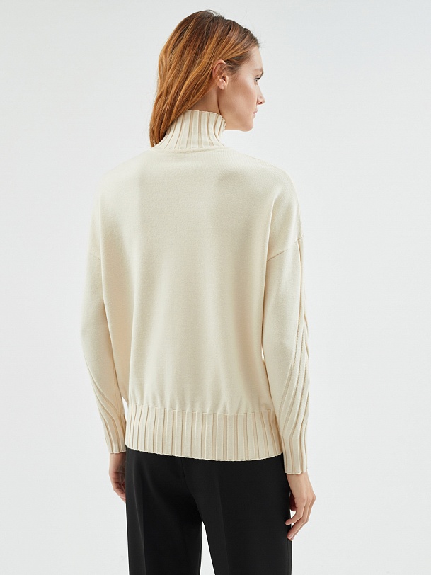 Вязаный свитер с высоким горлом