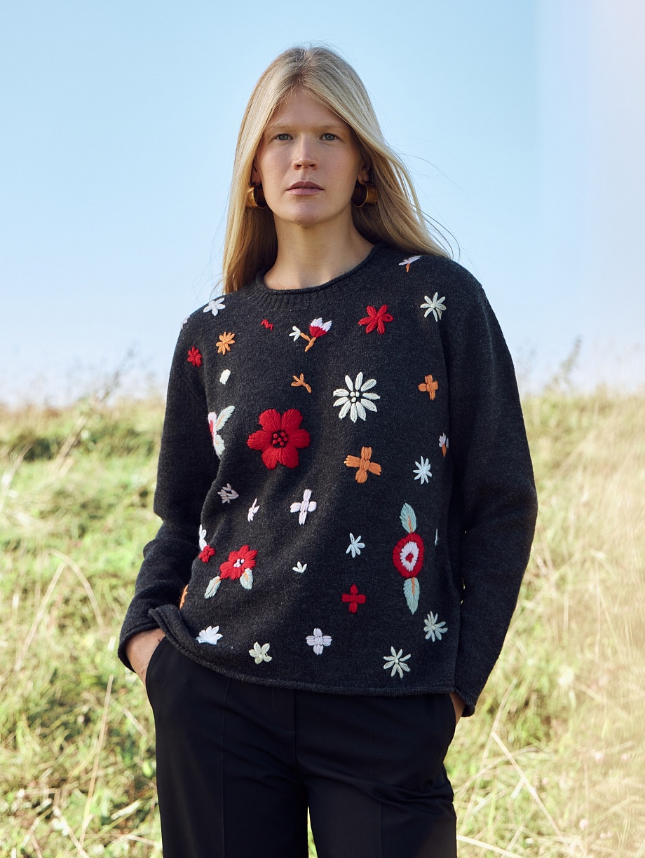 Вязаный джемпер с ручной вышивкой