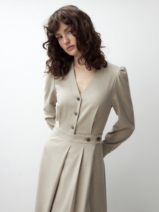 Приталенное платье на запах из костюмной ткани