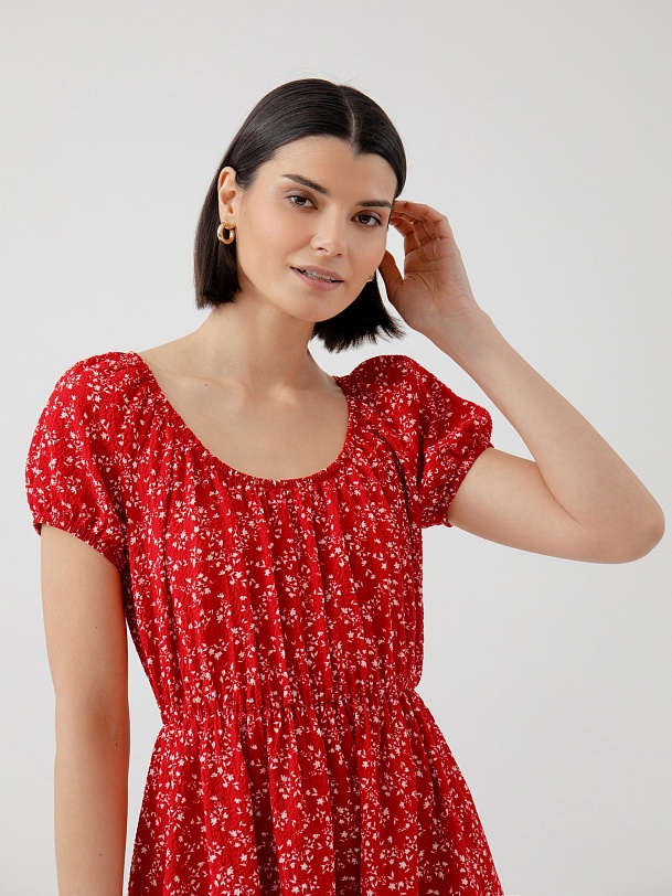 Яркое платье с растительным принтом и резинкой на талии