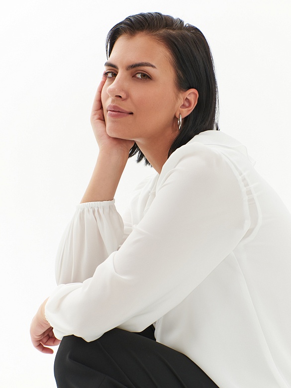 Блуза свободного силуэта с V-образным вырезом и рюшей POMPA арт.1149380me0601