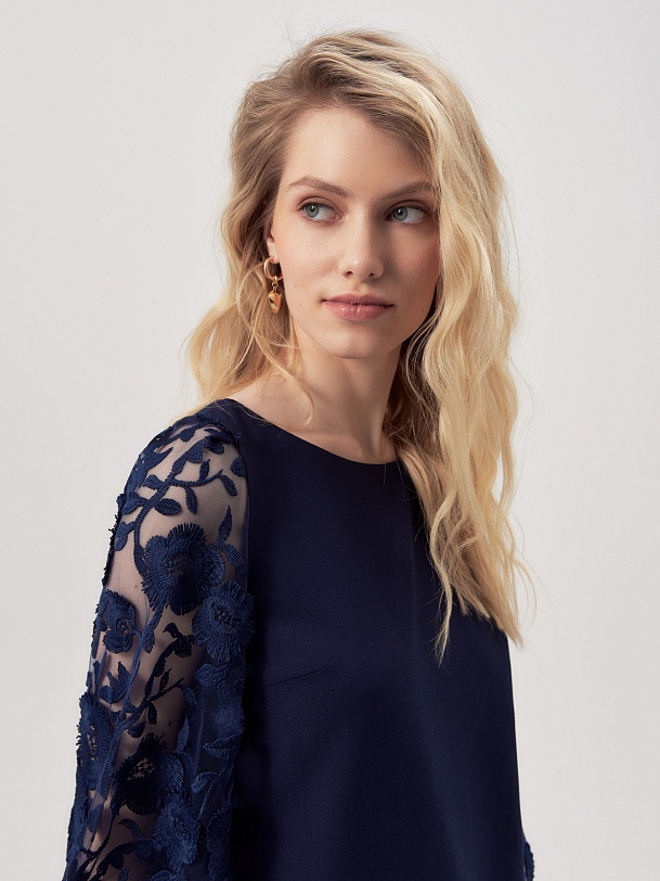 Прямое платье с кружевными рукавами