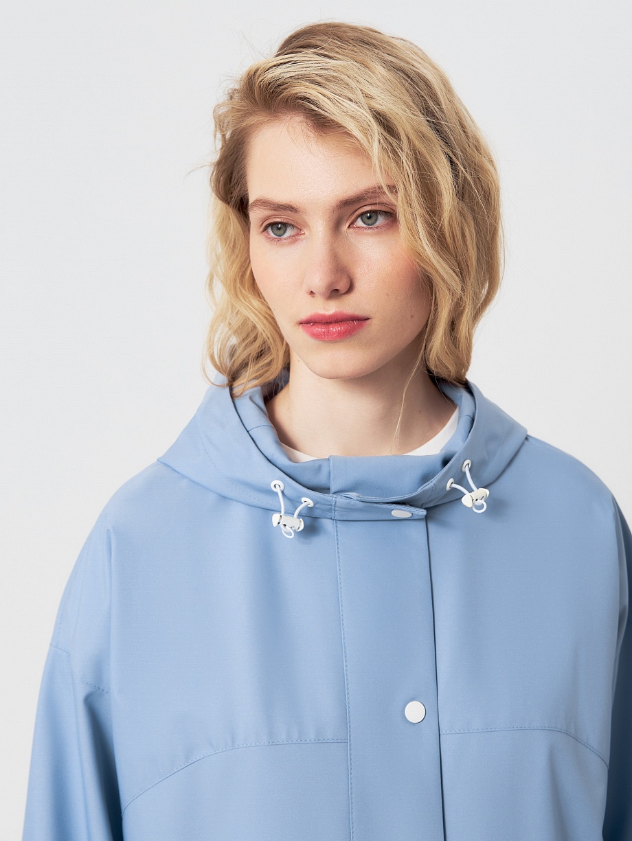 Непромокаемый плащ на кнопках с капюшоном