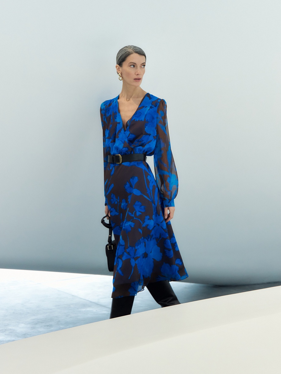 Свободное платье из шифона с растительным принтом