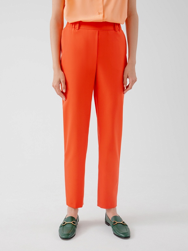 Яркие зауженные брюки из костюмной ткани