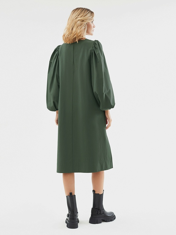 Свободное платье с объёмными рукавами