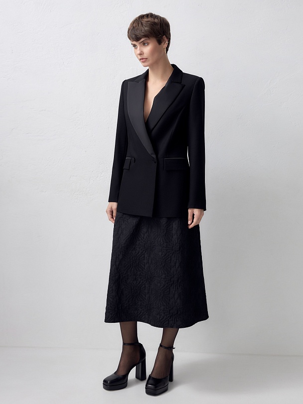 Классический двубортный жакет с лацканами из атласной ткани