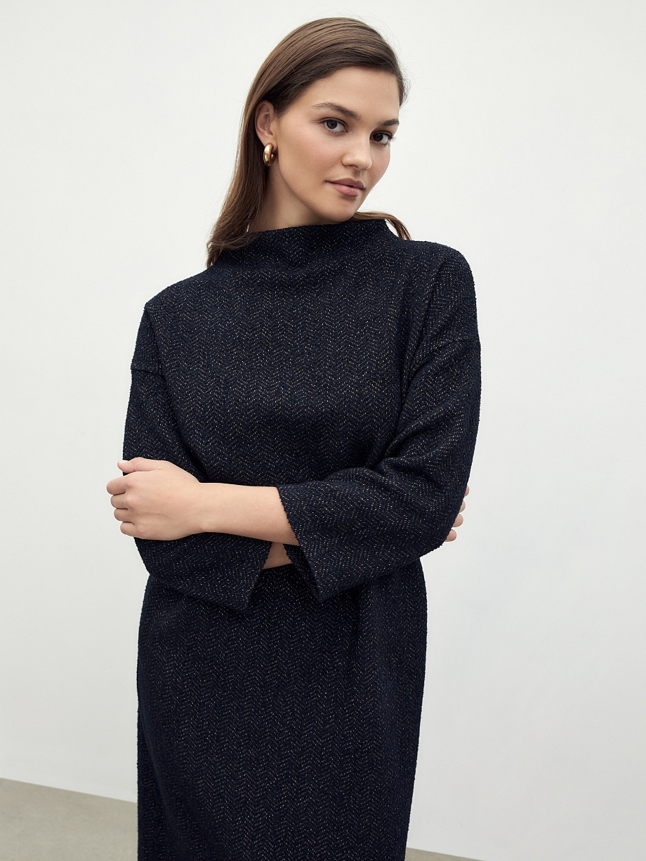 Платье из фактурного трикотажа с воротником-стойка