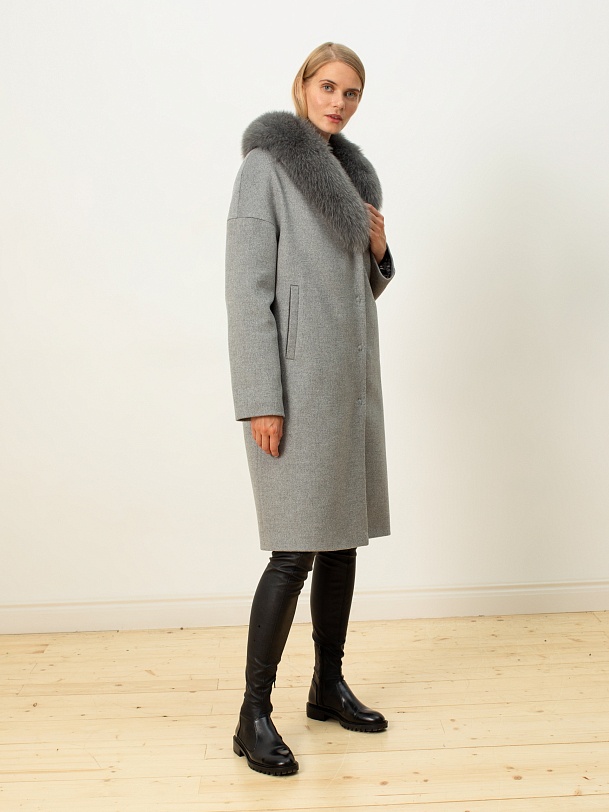 Зимнее пальто из шерсти с мембраной и меховым воротником