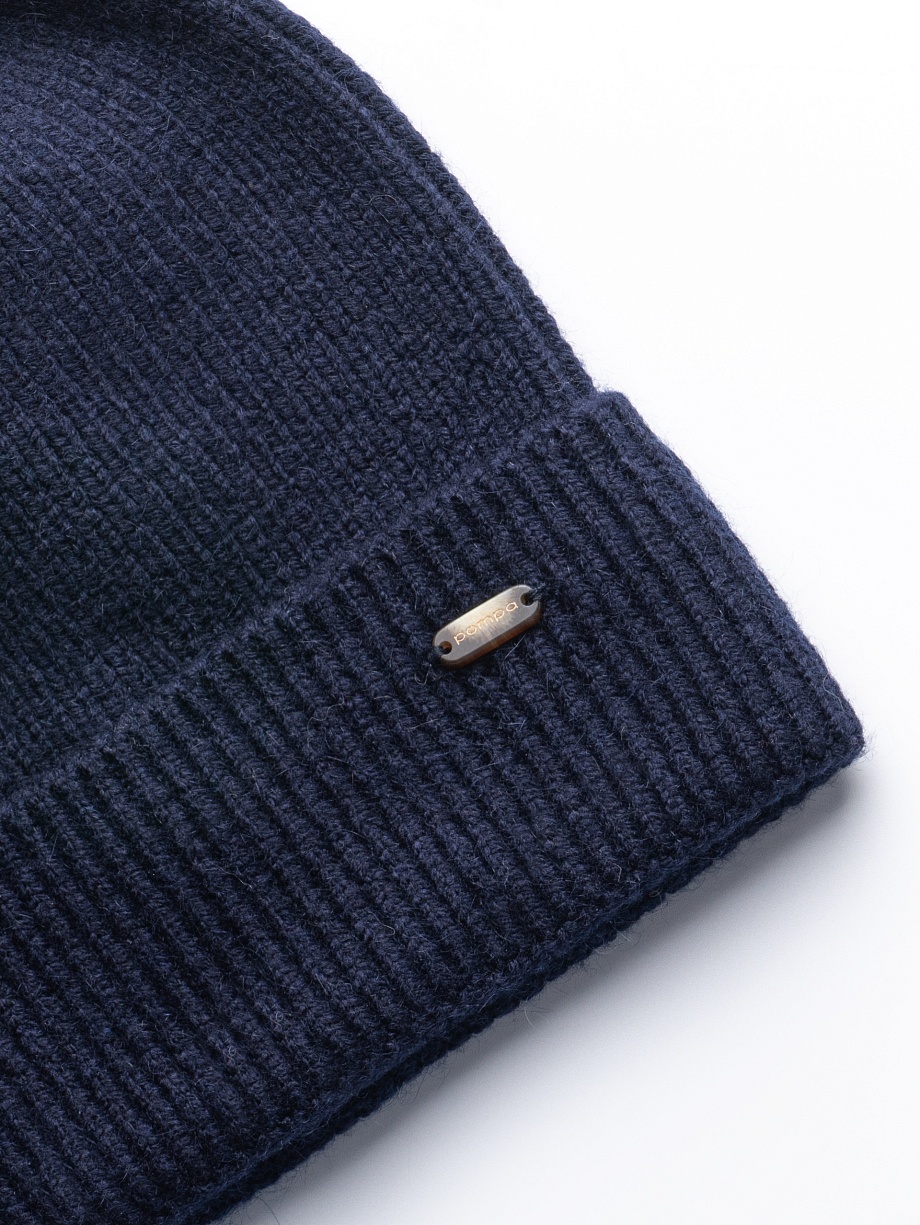 Шапка фактурной вязки из пряжи с ангорой