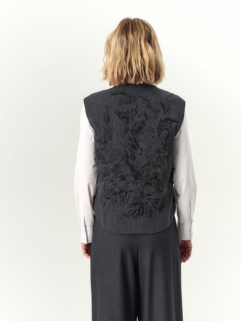 Жилет укороченный с вышивкой на спинке