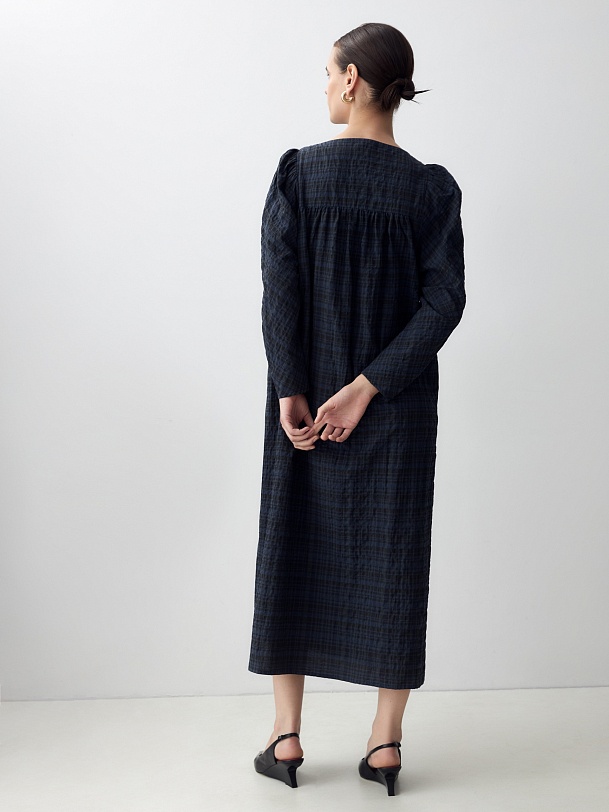 Свободное платье из фактурной ткани в клетку