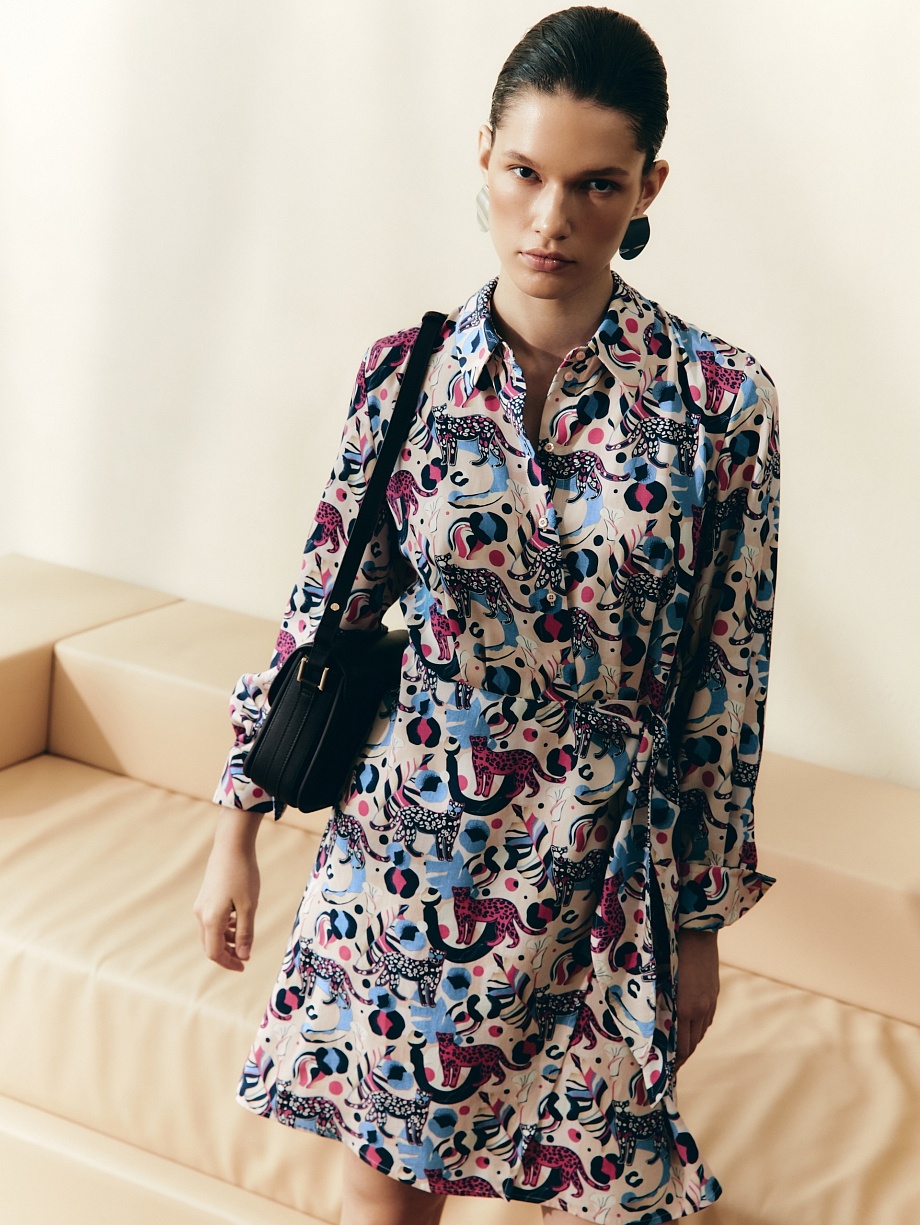 Платье-рубашка из вискозы в анималистичном принте