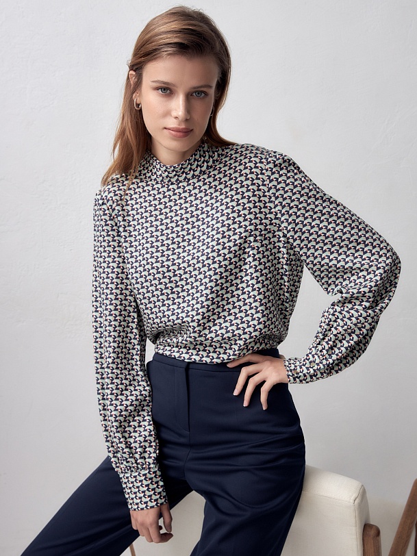 Блуза из тенселя с воротником-стойкой и разрезами по бокам