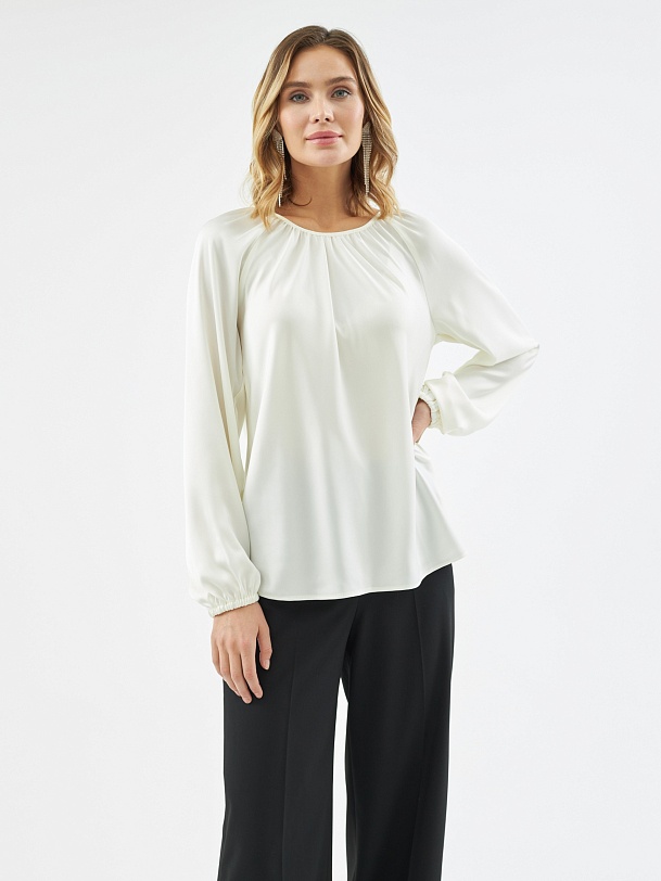 Женственная блуза из атласной ткани